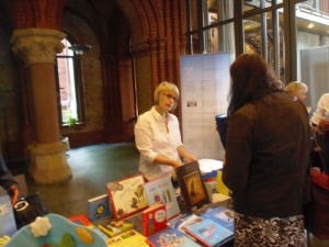 Bettin Braun präsentierte geeignete Bilderbücher an einem Büchertisch 